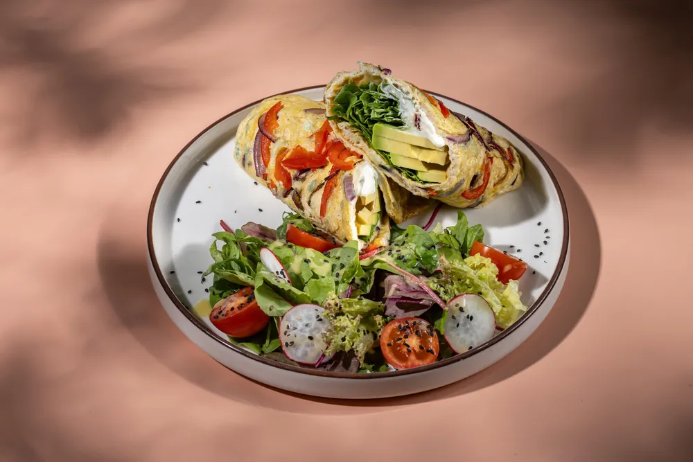 Omleta Dolissima cu avocado, cremă de brânză și salată