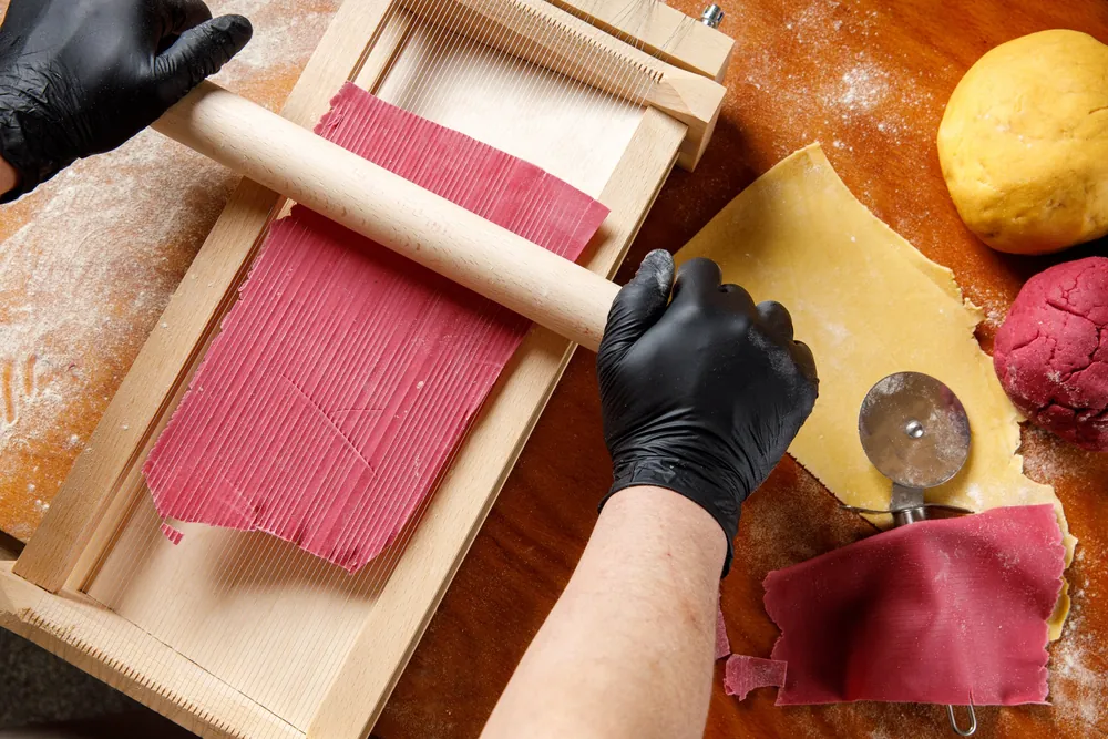 Foaie de paste roșie tăiată pe chitarra