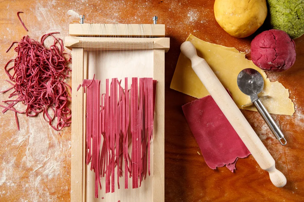 Tagliatelle proaspete tăiate pe chitarra