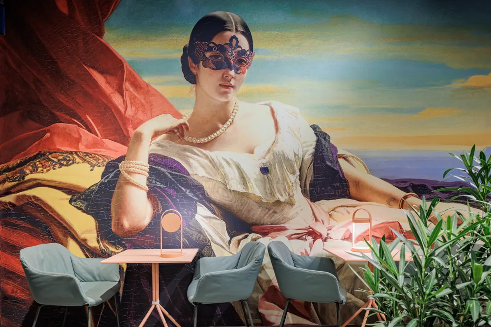 Salonul Dolissima, cu pictura-mural și mesele cu lămpi