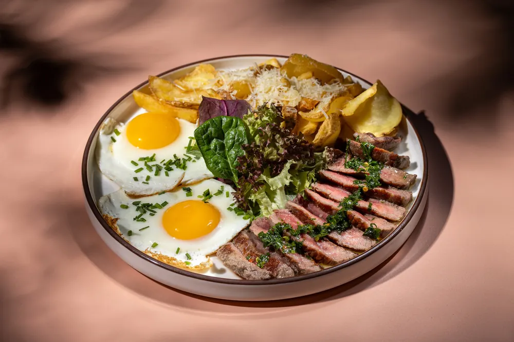 Steak & Eggs: friptură de vită, două ouă ochiuri, cartofi cu parmezan